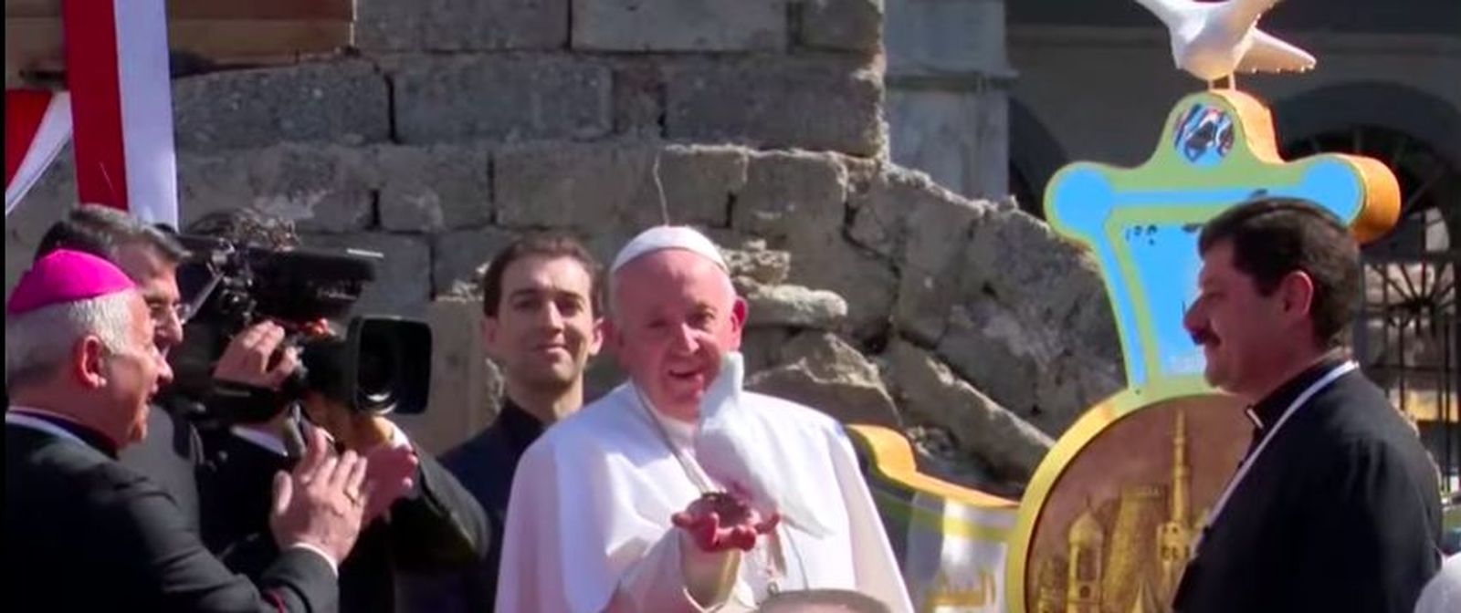 El Papa soltó una paloma de la paz en Mosul