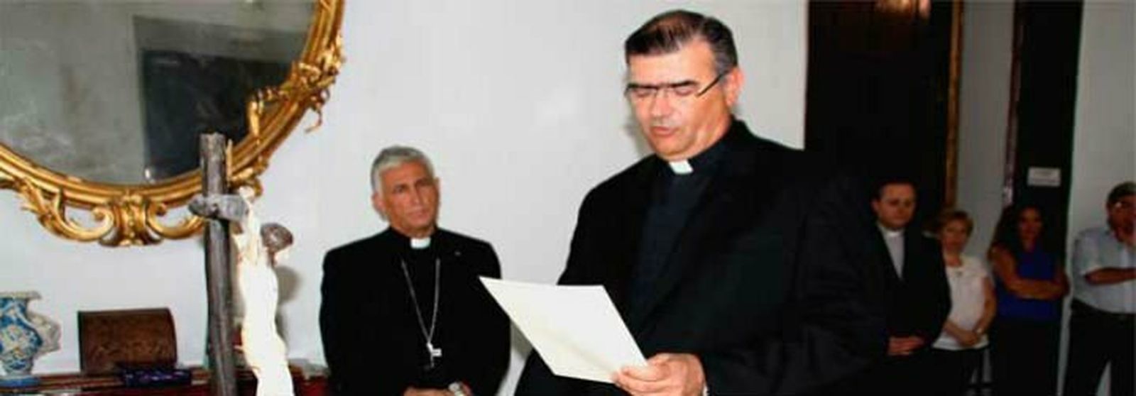 Antonio Diufain y monseñor Zornoza al fondo