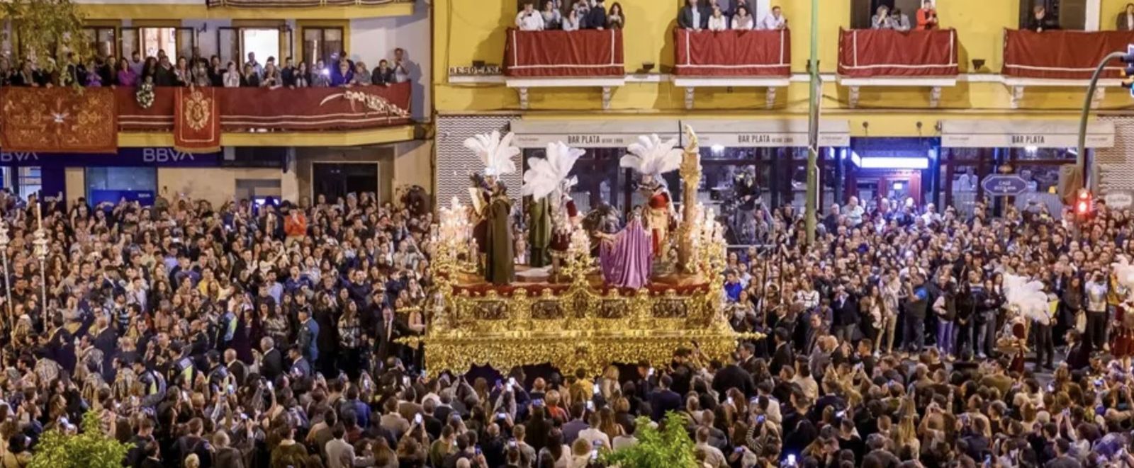 Nuestro Padre Jesús de la Sentencia de la Hermandad de La Macarena en la salida de Estación de Penitencia de esta madrugada de la Semana Santa de Sevilla