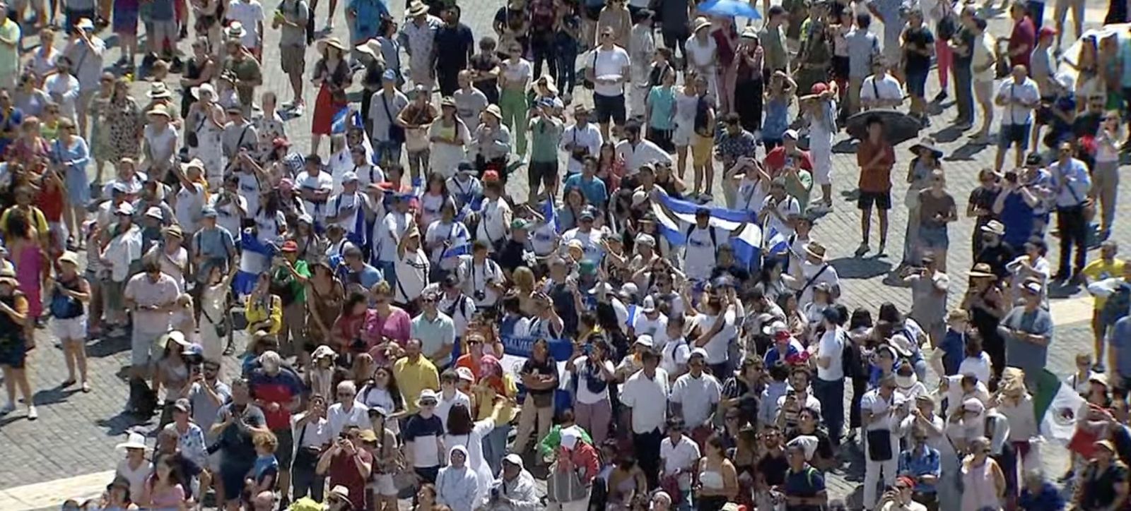 Salvadoreños en la plaza de San Pedro