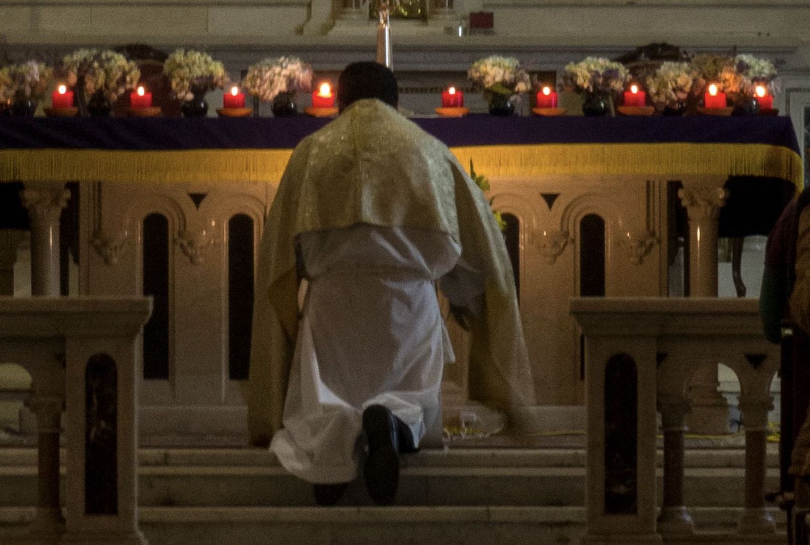 Sacerdote en una iglesia
