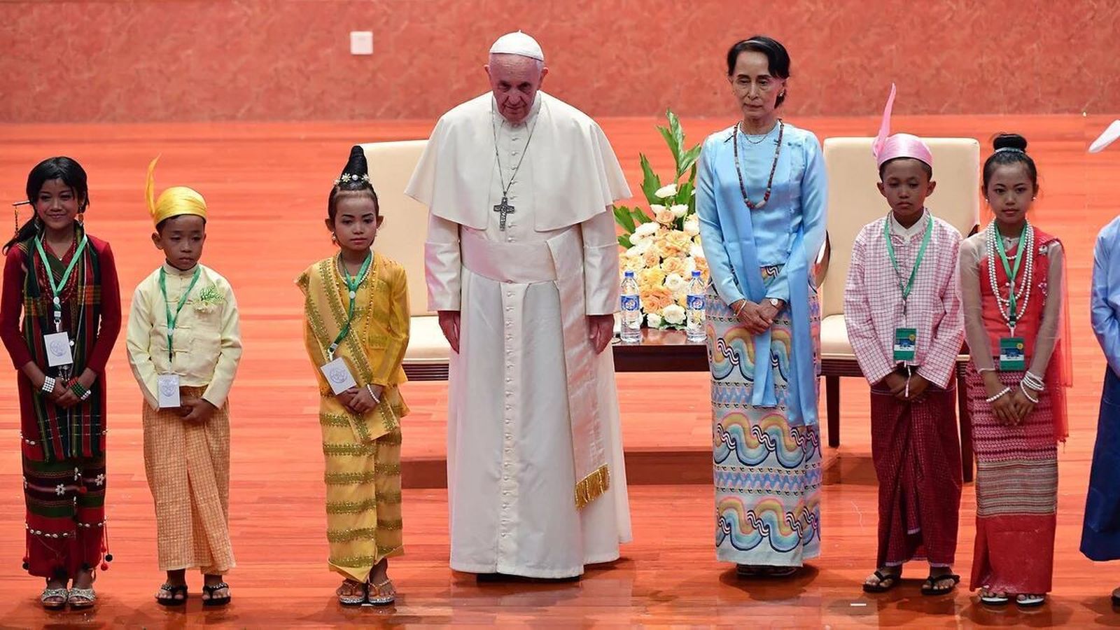 El papa Francisco junto a la premio Nobel de la Paz Aung San Suu Kyi, en Myanmar