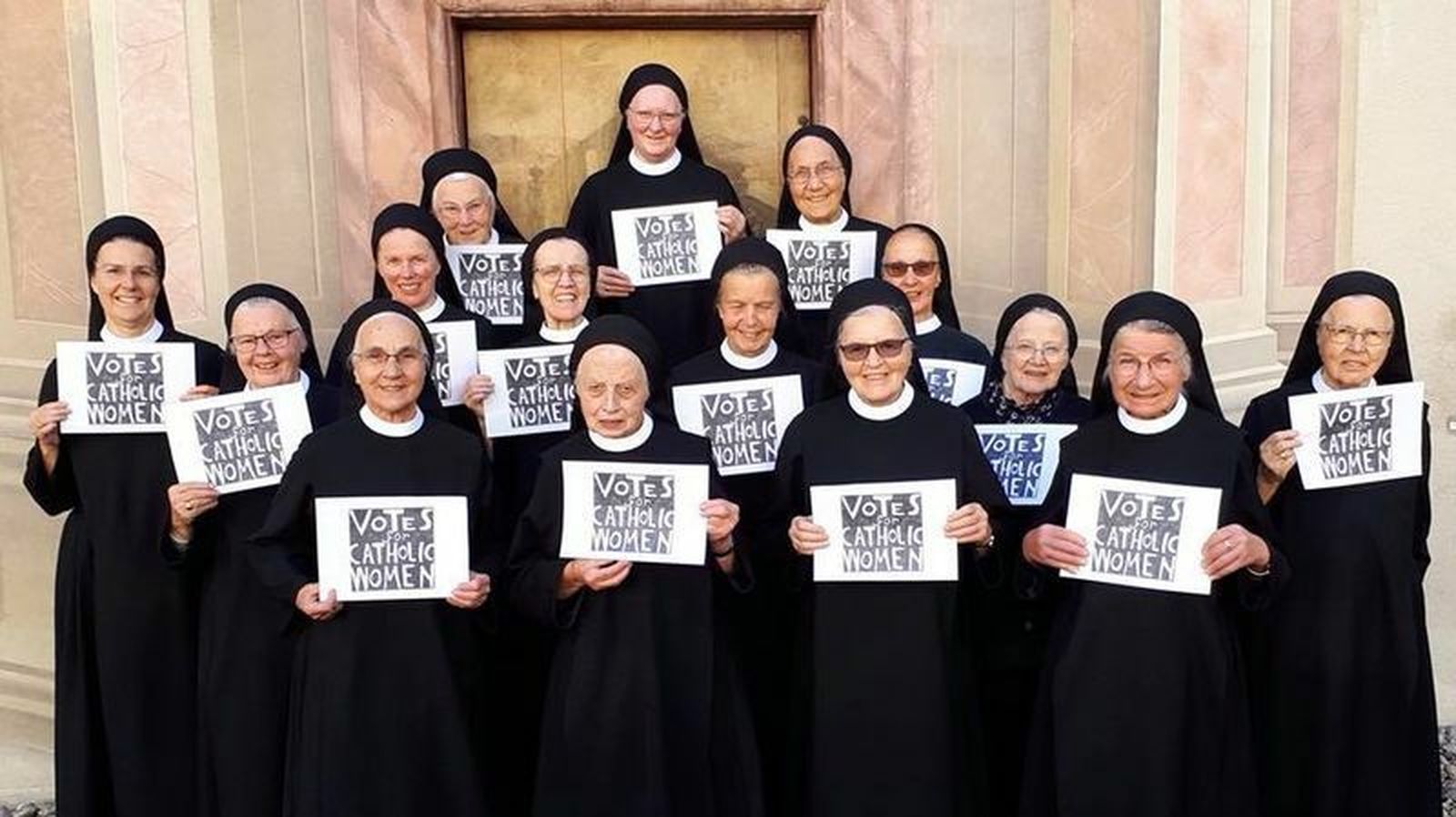 Monjas con carteles a favor de #votesforcatholicwomen
