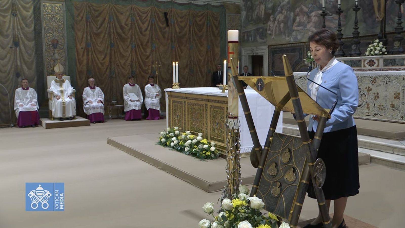 Una mujer lee la primera lectura en la primera misa de León XIV