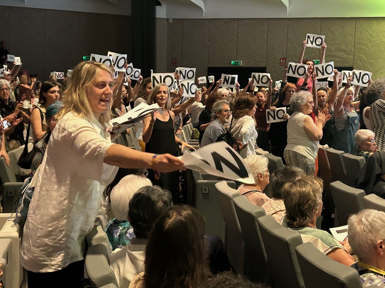 Momento en que comienza el reparto de carteles