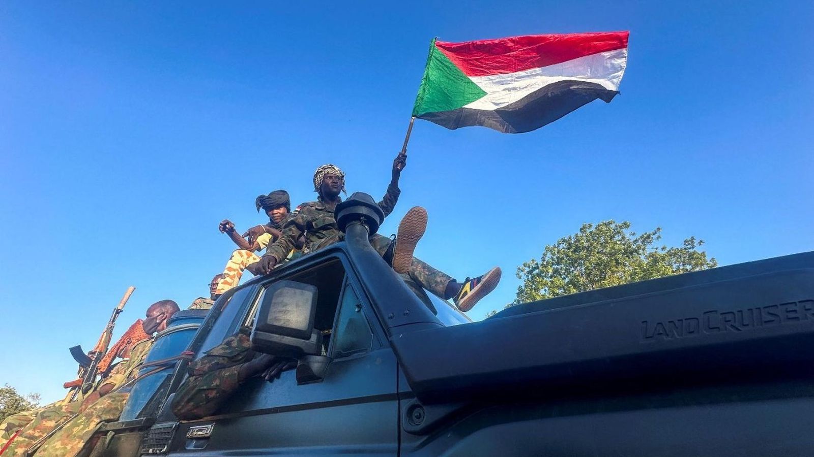 Soldados del ejército sudanés celebran su entrada en Wad Madani