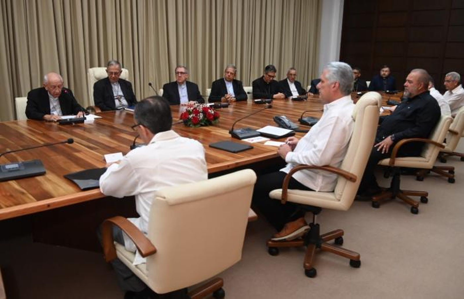 Reunión del presidente de Cuba con representantes de la Iglesia católica