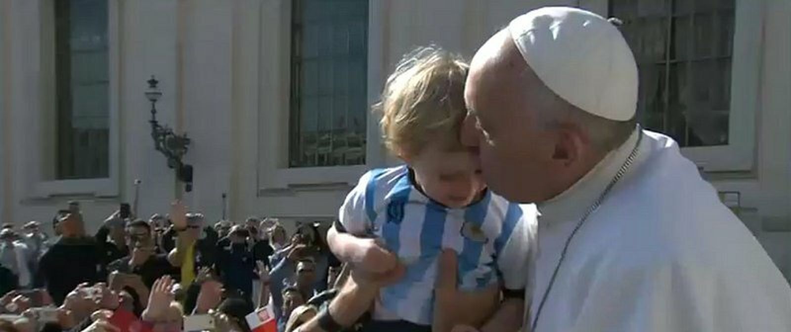 El Papa besa a un niño argentino