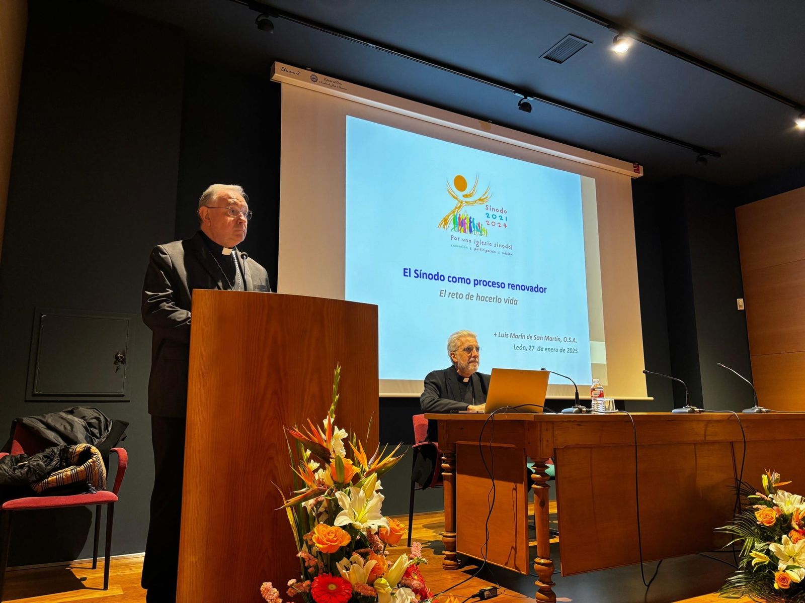 Monseñor Luis Marín en León (derecha)