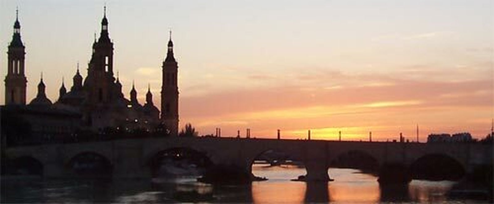 Silueta de la basílica del Pilar