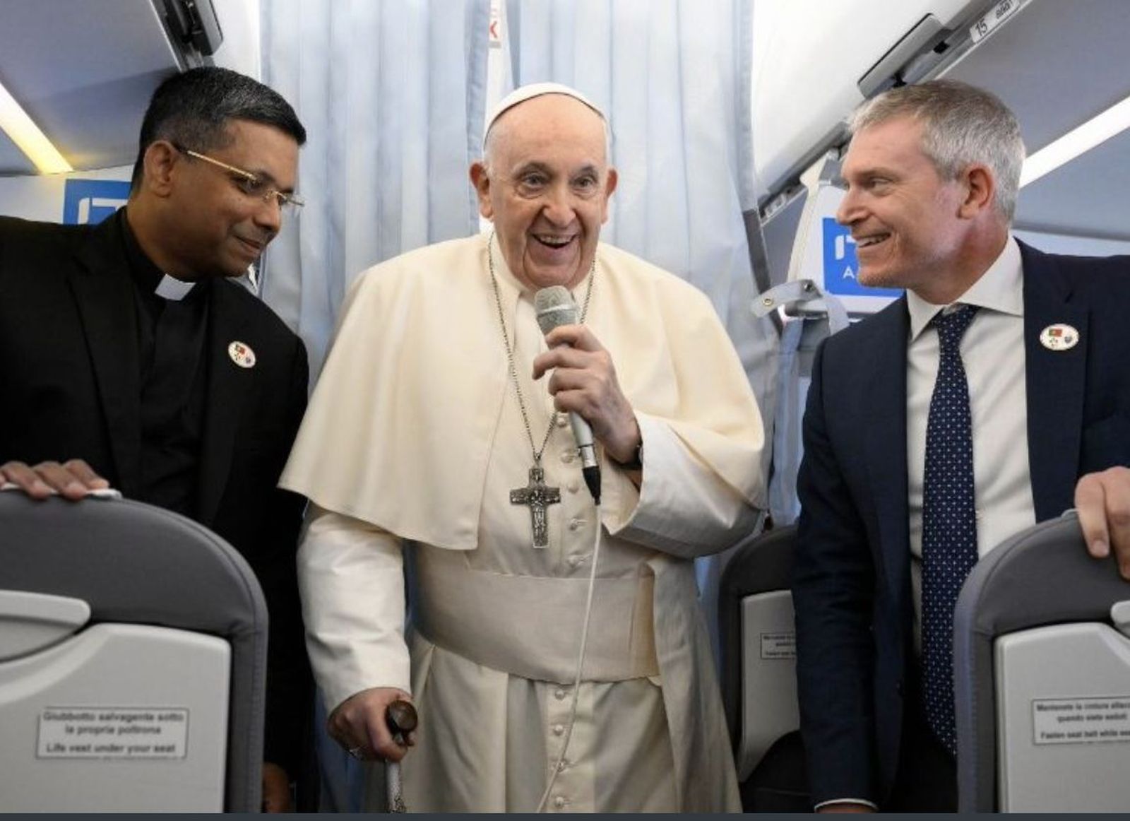 El Papa se dirige a los periodistas en el avión que le llevaba a Lisboa