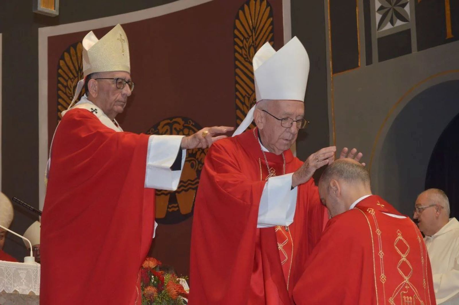 Omella y Aranguren, en la toma de posesión de Xabi Gómez