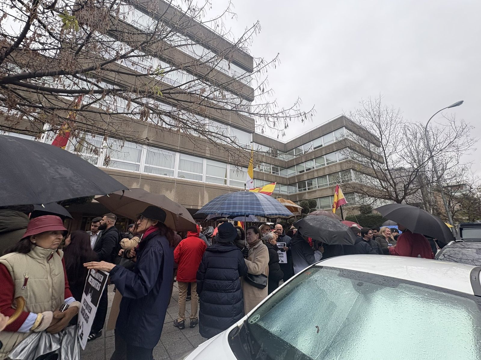 Decenas de ultras concentrados, esta tarde, a las puertas de Añastro