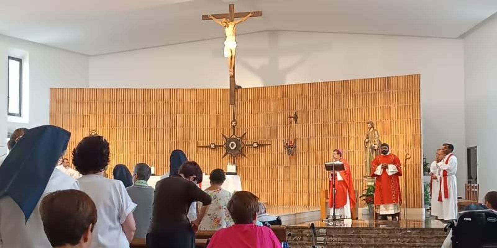 Eucaristía de monselñor Cobo en el Cottolengo del Padre Alegre