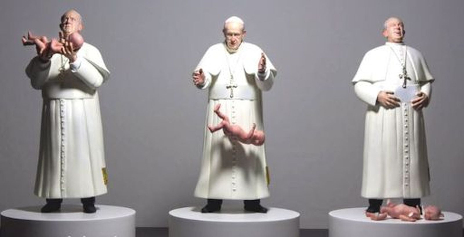 Una escultura del papa Francisco tirando a un bebé causa polémica en México