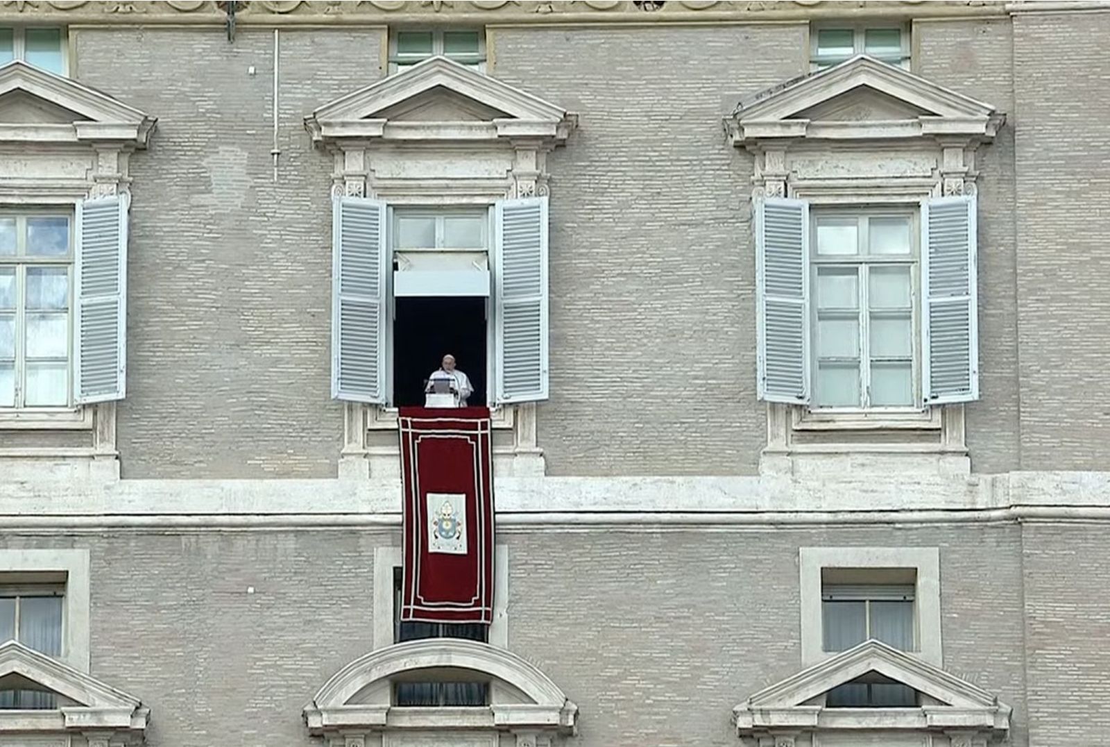 Francisco, en el balcón del palacio apostólico para el ángelus