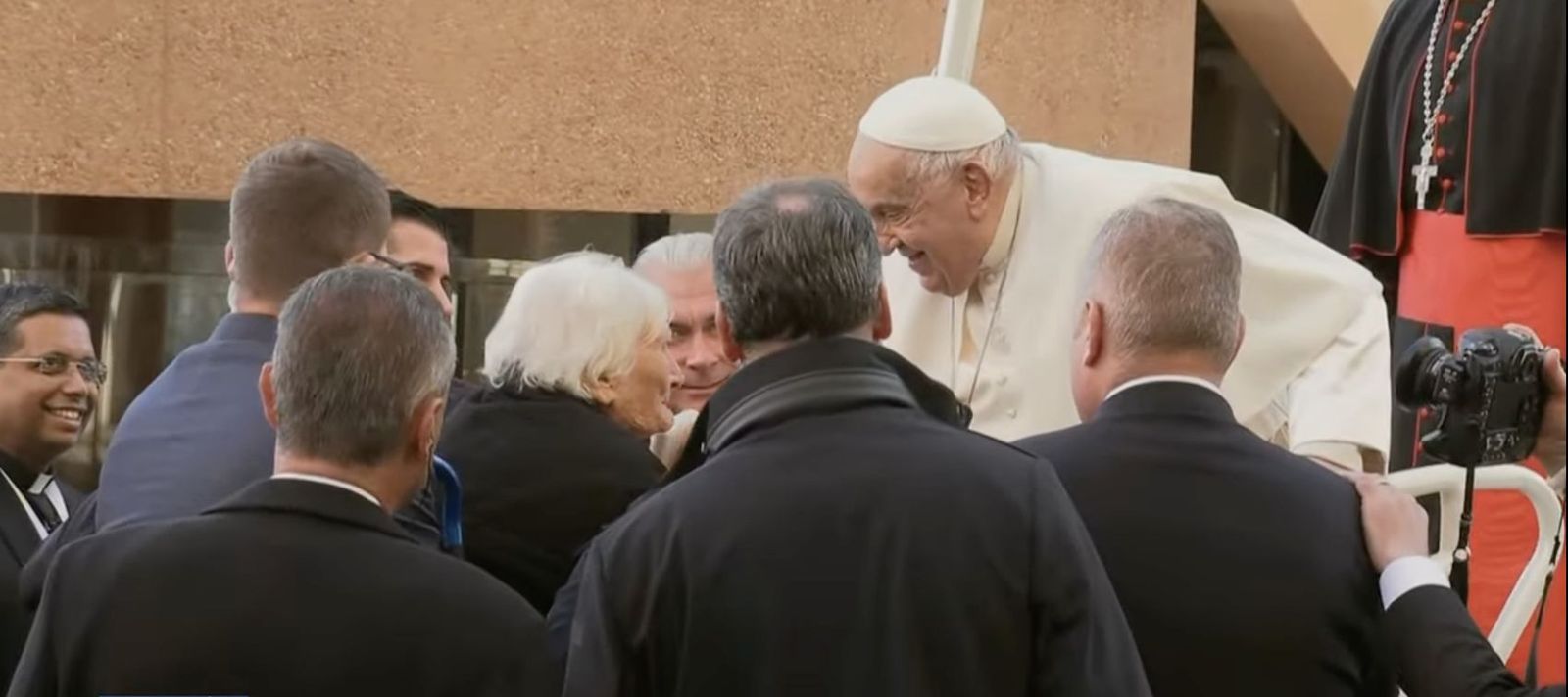 Francisco, con la mujer más anciana de Córcega