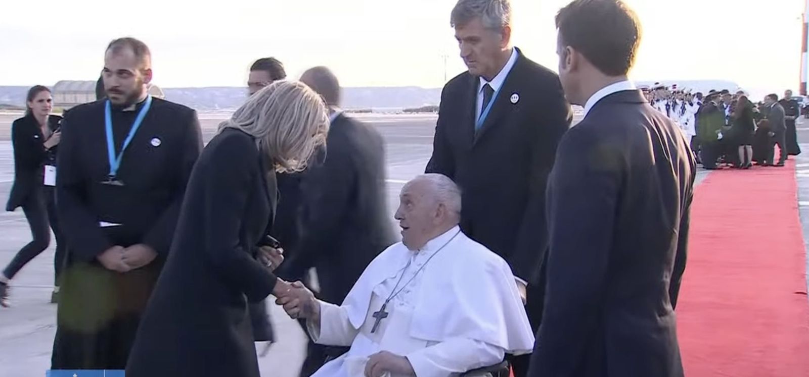 Macron despide al Papa en el aeropuerto de Marsella con suma cordialidad