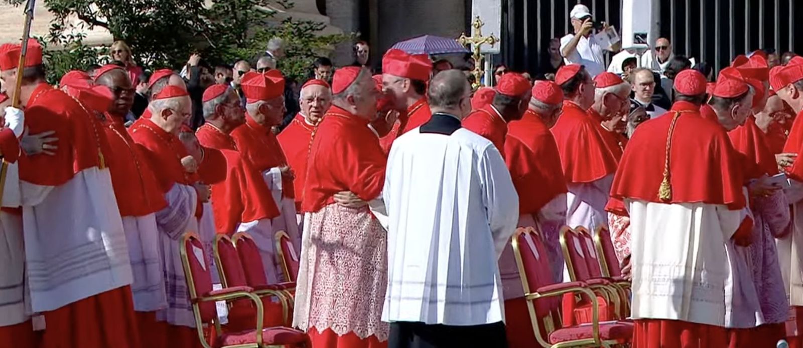 El abrazo del nuevo colegio cardenalicio