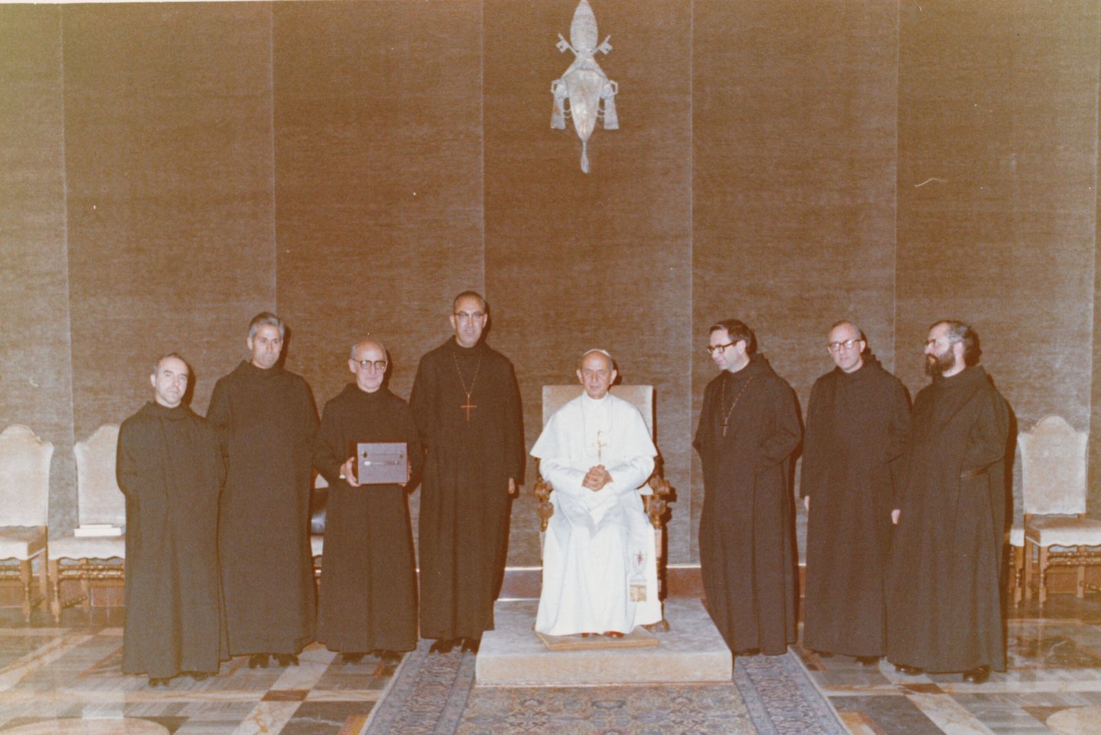 Pablo VI con los abades Cassià y Gabriel y los monjes que fueron a Tantur. El p. Oriol es e lprimero de la izquierda