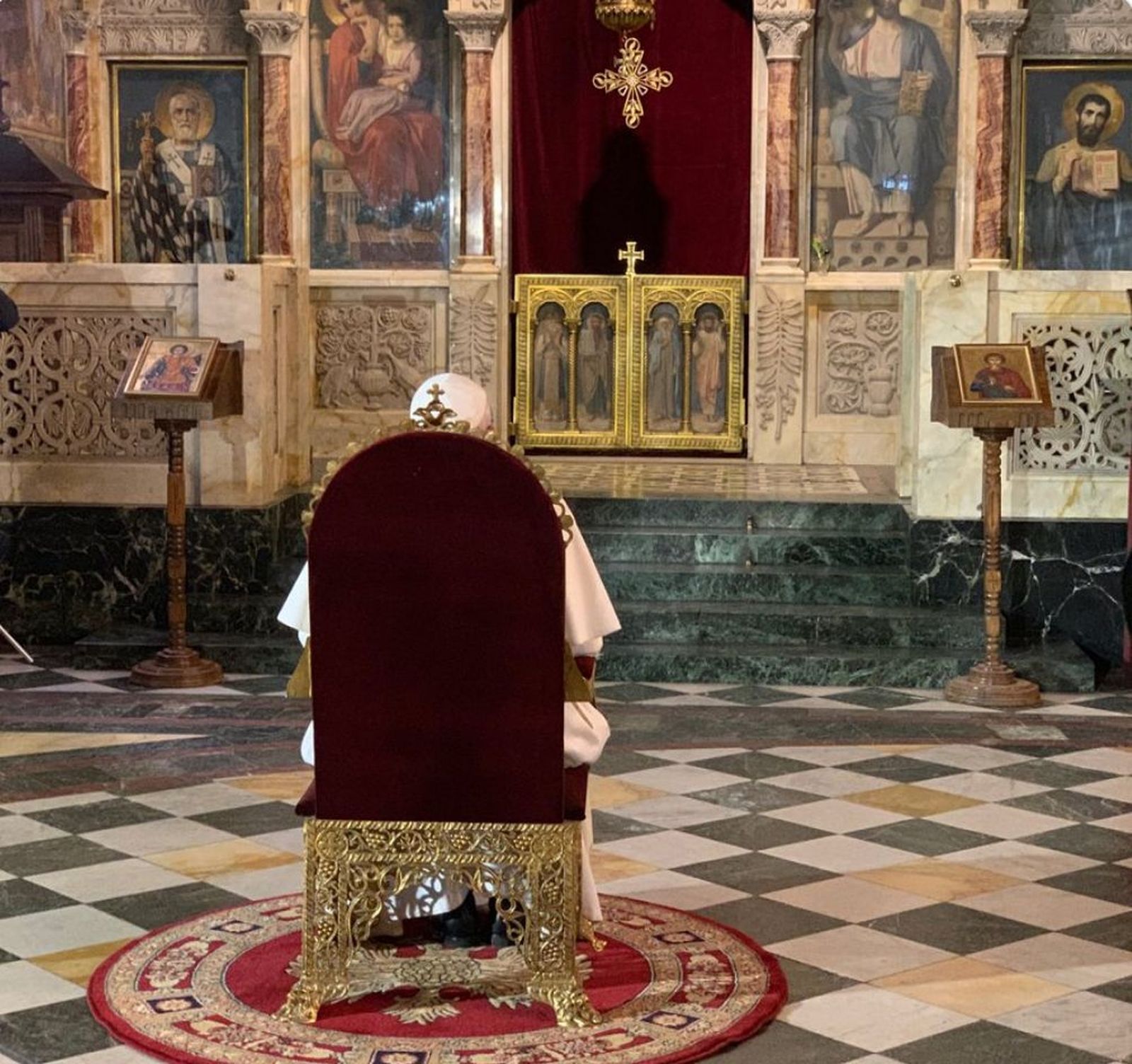 El Papa reza ante el altar de los santos Cirilo y Metodio