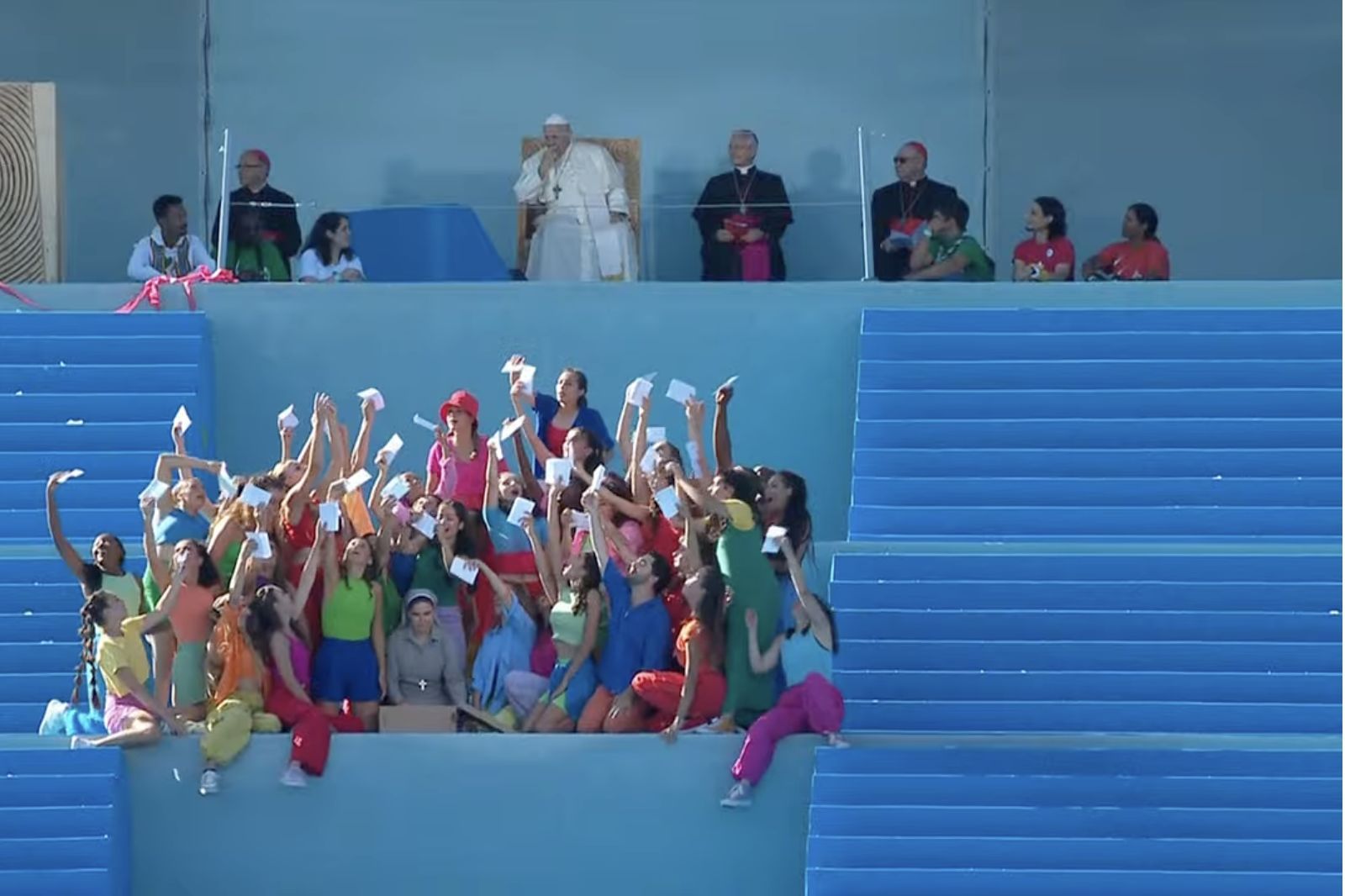 Los jóvenes muestran las cartas dirigidas por ellos al Papa