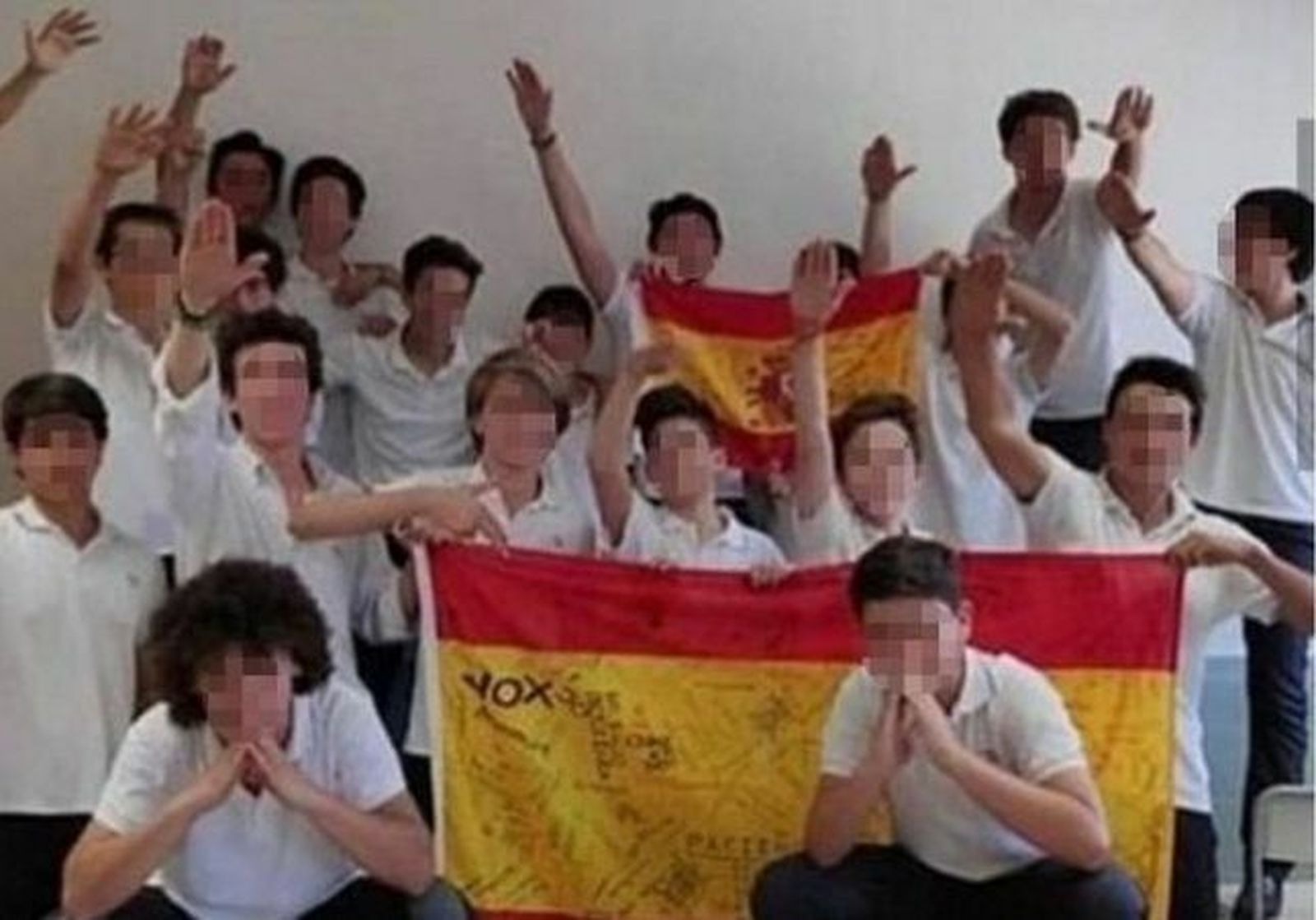 Estudiantes del Opus haciendo el saludo fascista