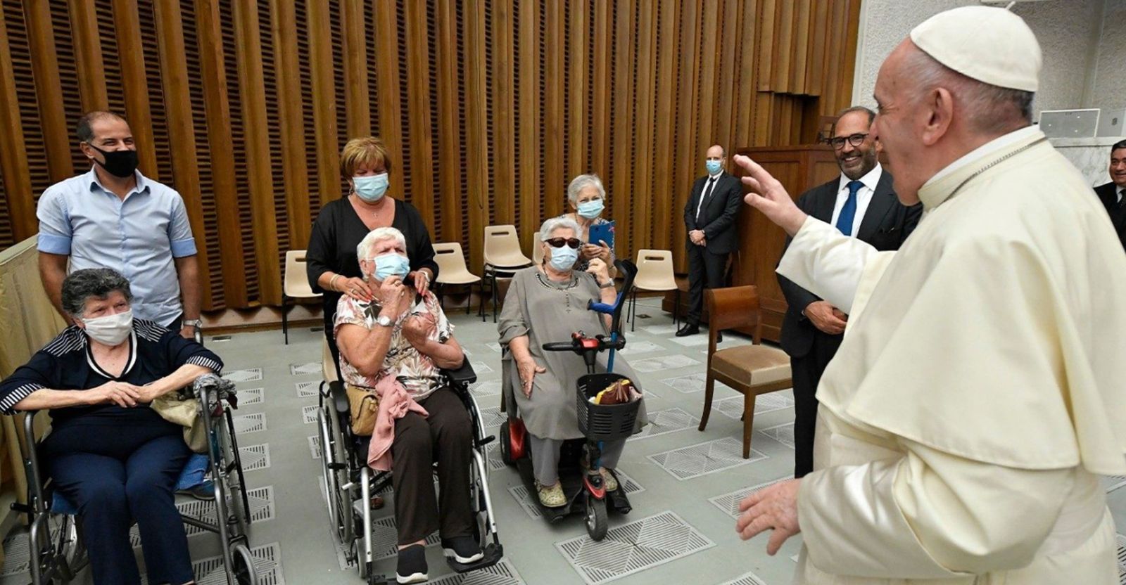 Francisco saluda en la audiencia