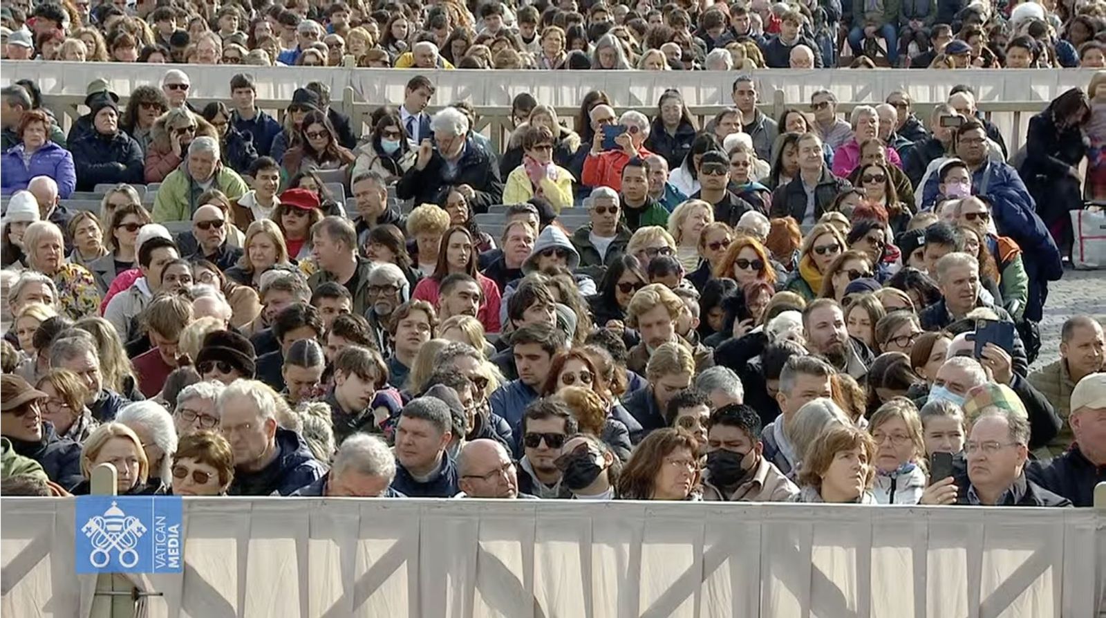 Los fieles escuchan la catequesis del Papa en la Plaza de San Pedro