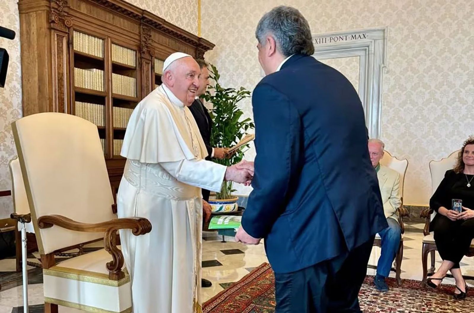 Francisco saluda a Pablo Moyano