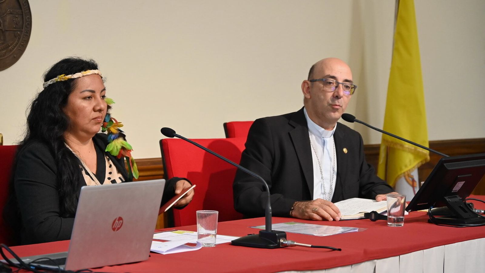 Yesica Patiachi y monseñor David Martinez de Aguirre