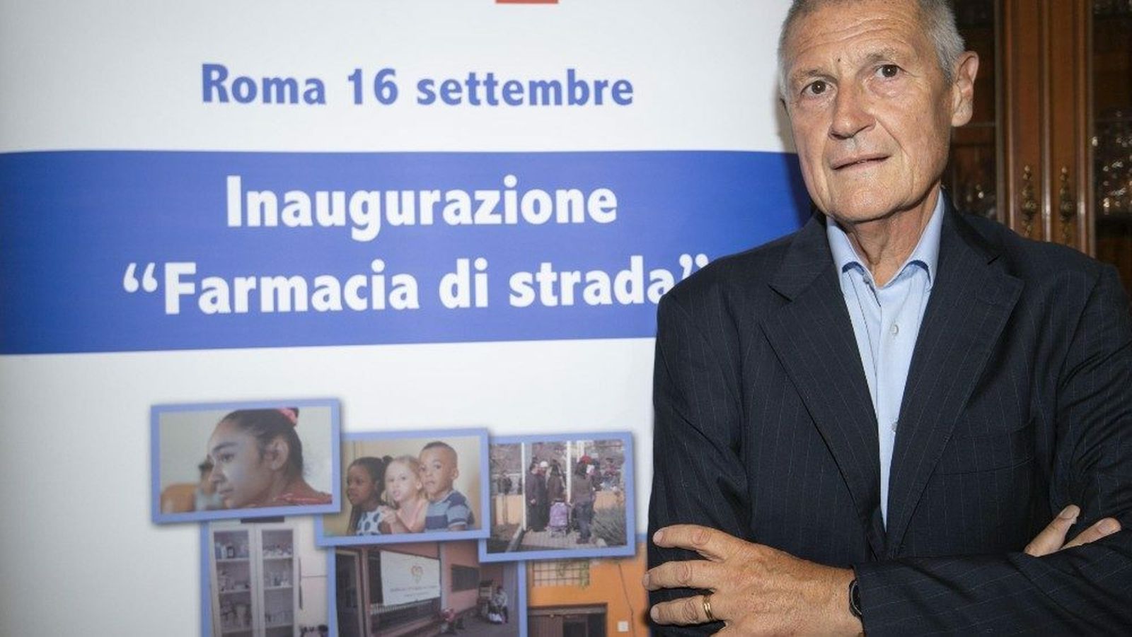 Inauguración de la farmacia en Roma