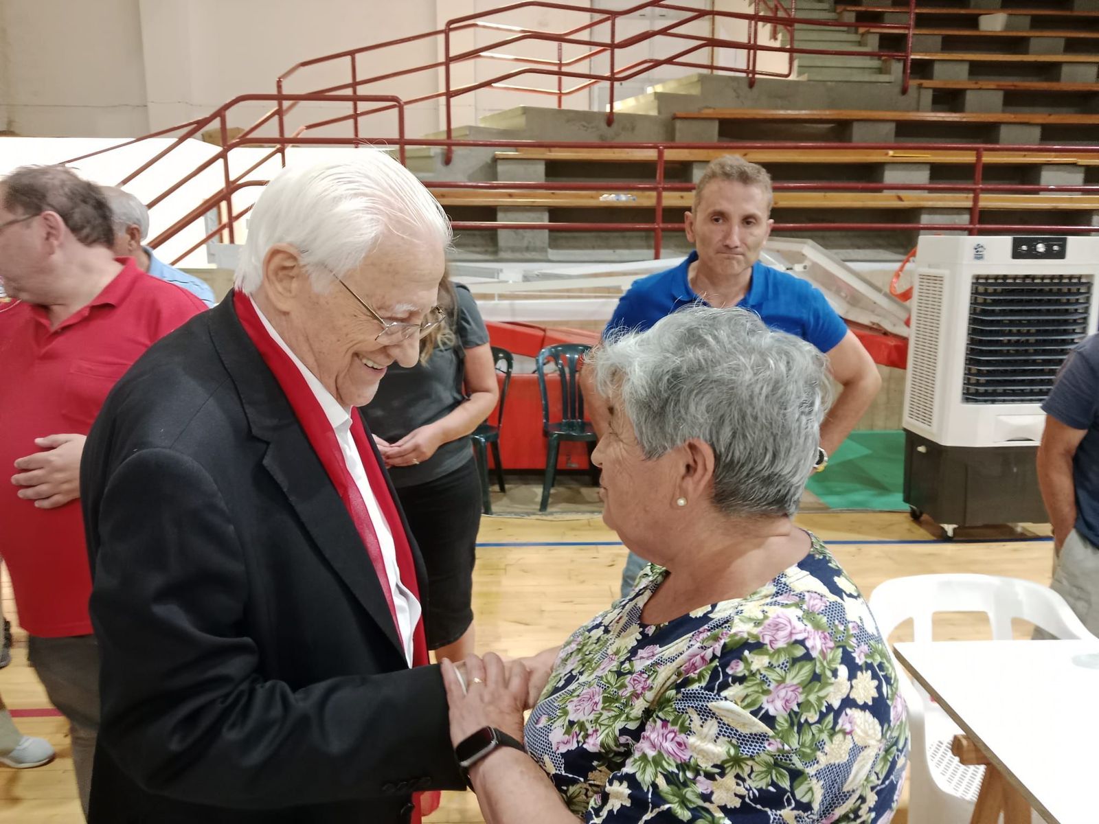 El padre Ángel, en el polideportivo de La Bañeza