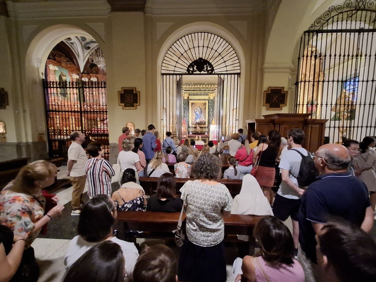Visitantes visitan las reliquias de los santos Frassati y Acutis en San Ginés