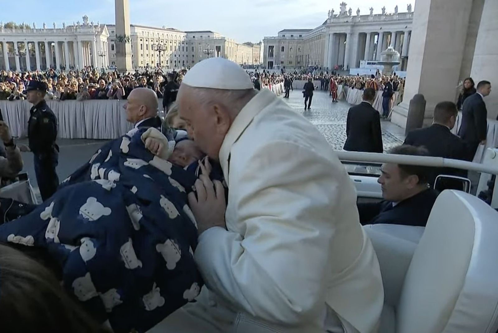 Francisco besa a un bebé en su camino a la audiencia general