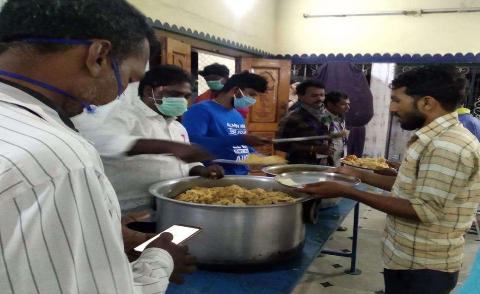 Trabajadores migrantes reciben los menús preparados en la comunidad salesiana. Chennai