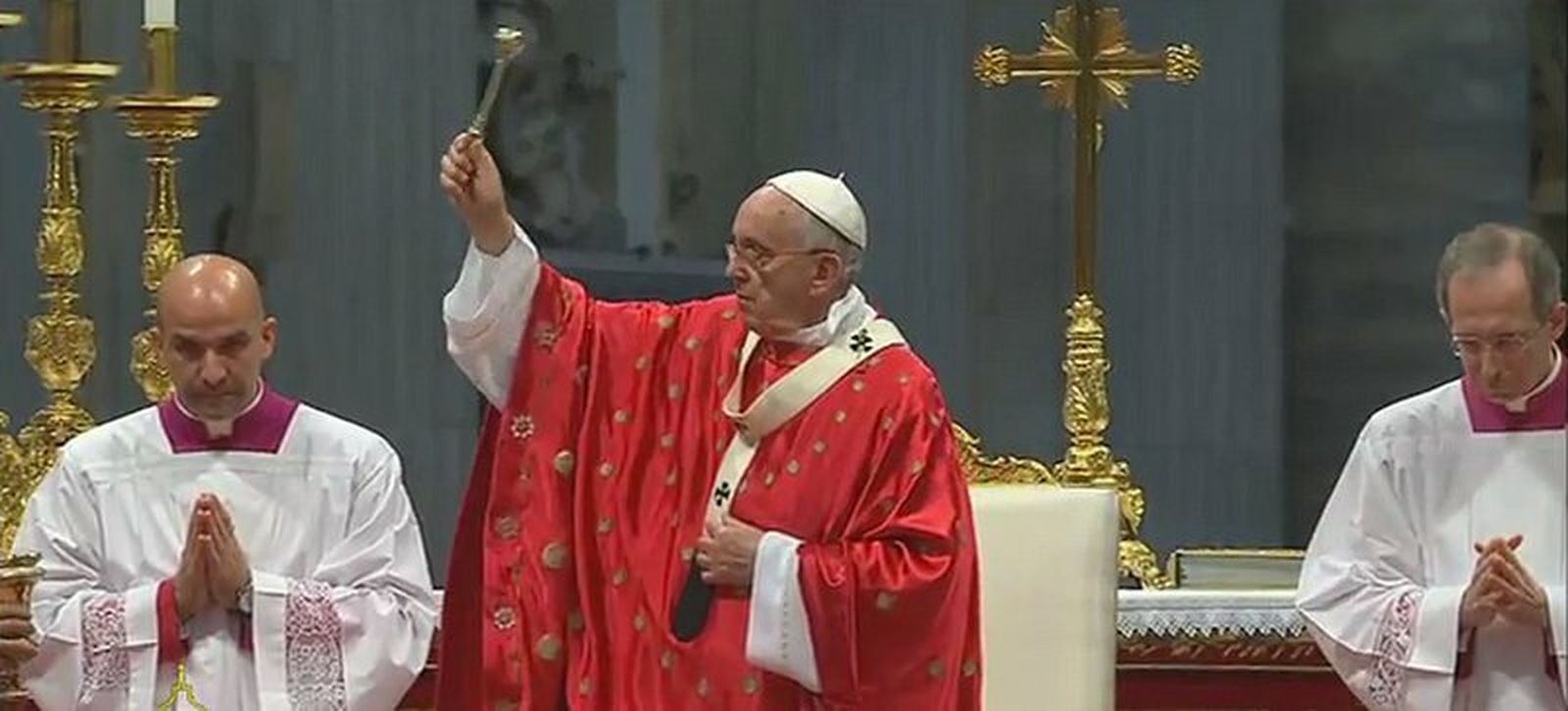 Francisco bendice a la asamblea con agua
