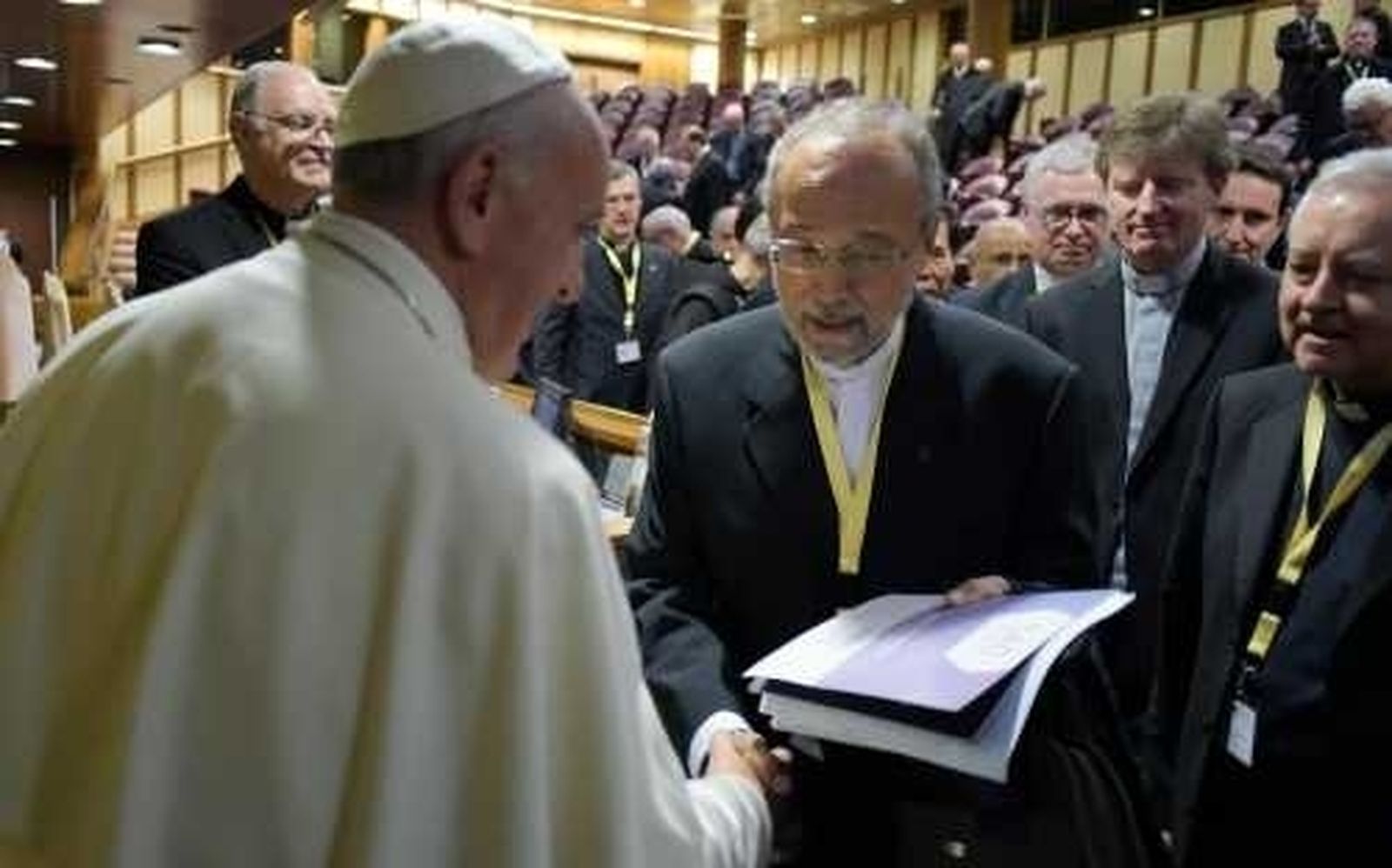 Francesc Mulet entregó un ejemplar de Saó al Papa Francisco