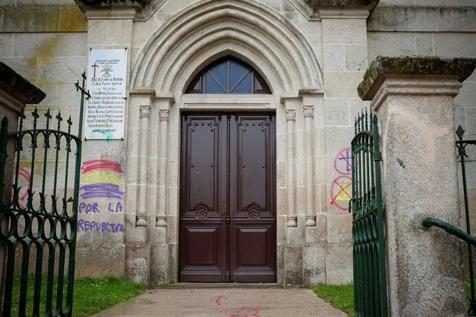 Pintadas a favor de la República en la iglesia de Maside (Ourense), catalogada po Patrimnio de la Xunta