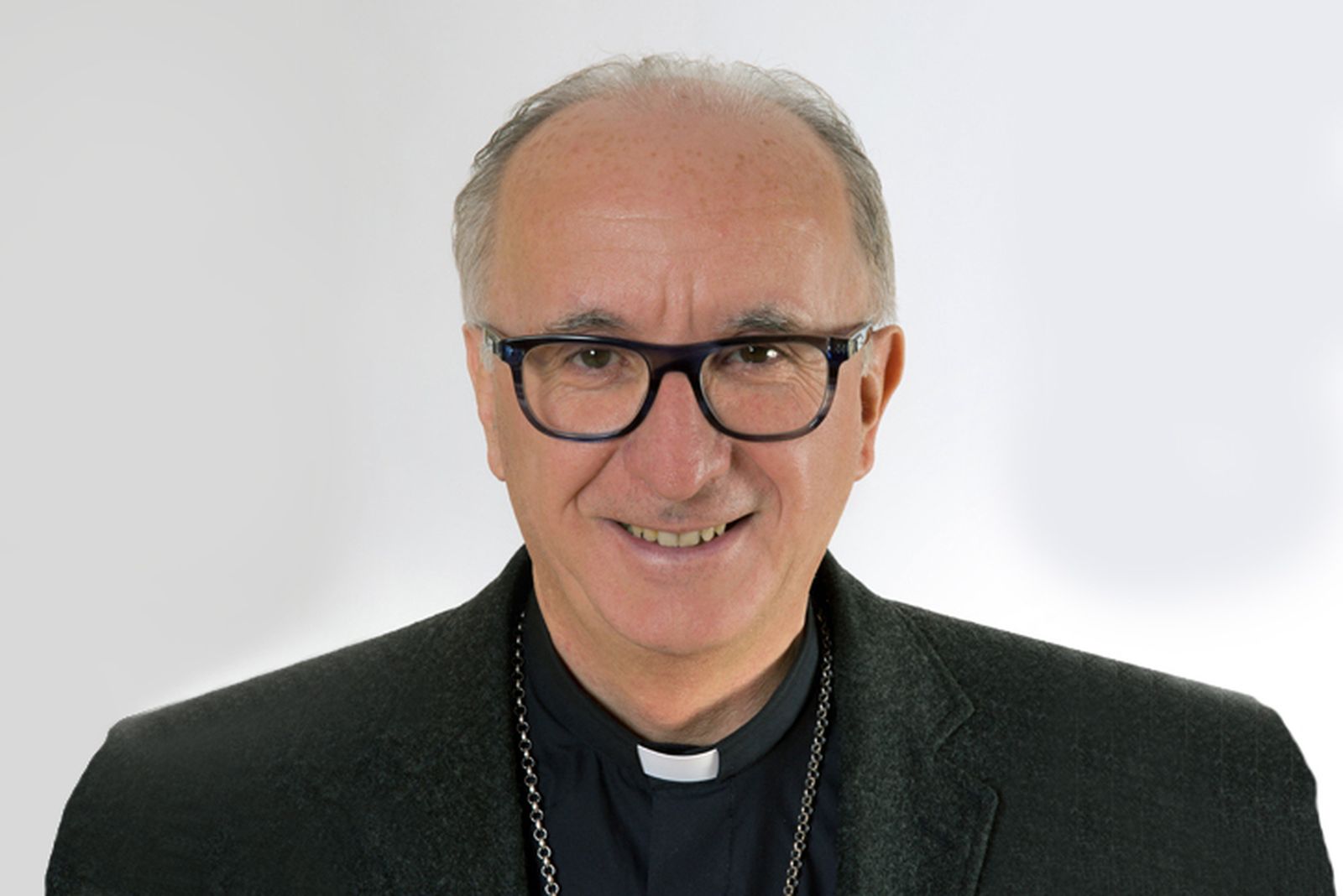 Derio Olivero,  obispo de Pinerolo, Italia.