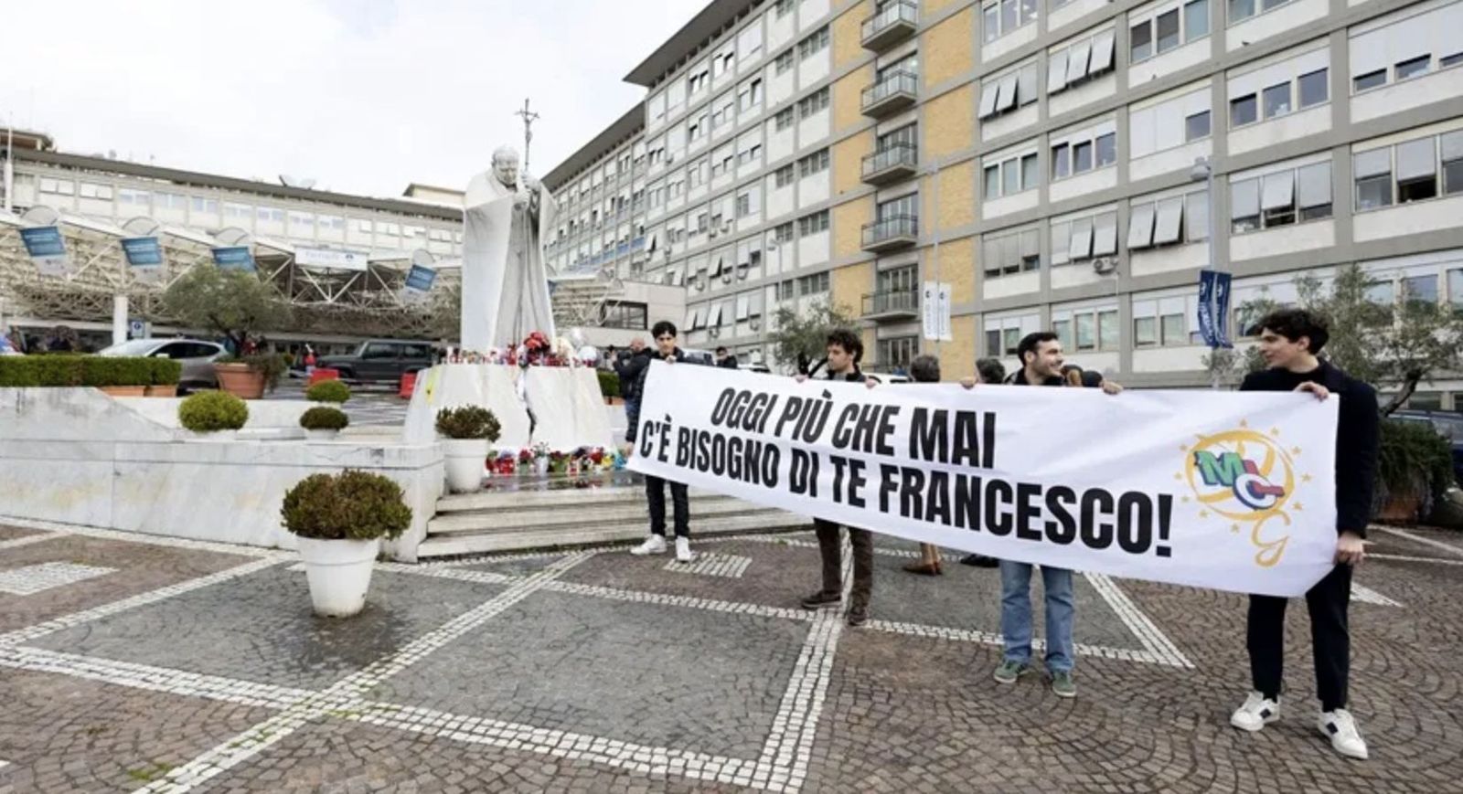 Pancarta de apoyo al Pontífice en el Gemelli