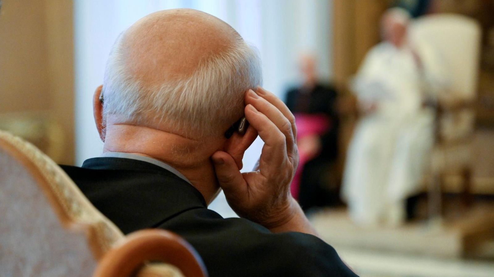 Uno de los penitenciarios escucha al Papa