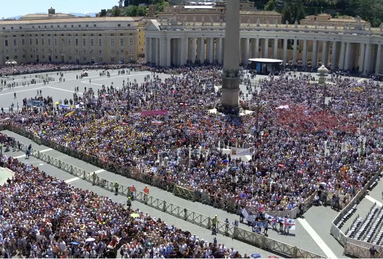 Fieles en la plaza de San Pedro para rezar con León XIV el Regina Coeli
