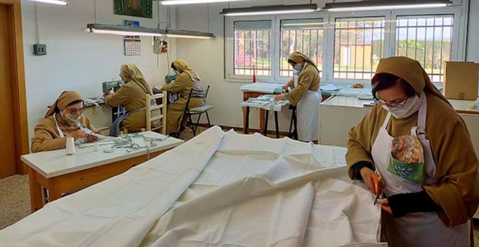 Monjas haciendo mascarillas