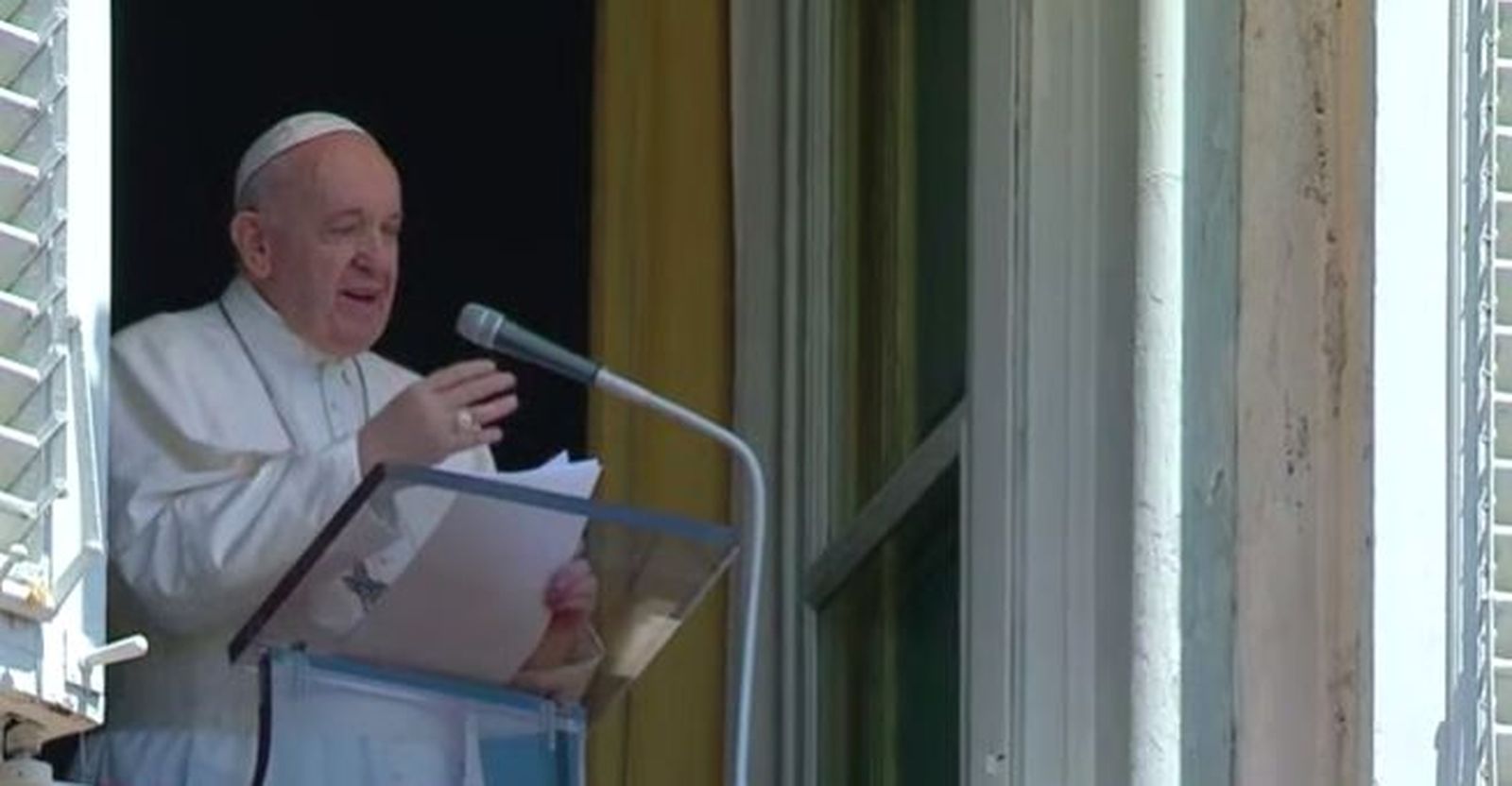 Francisco sonríe a los fieles