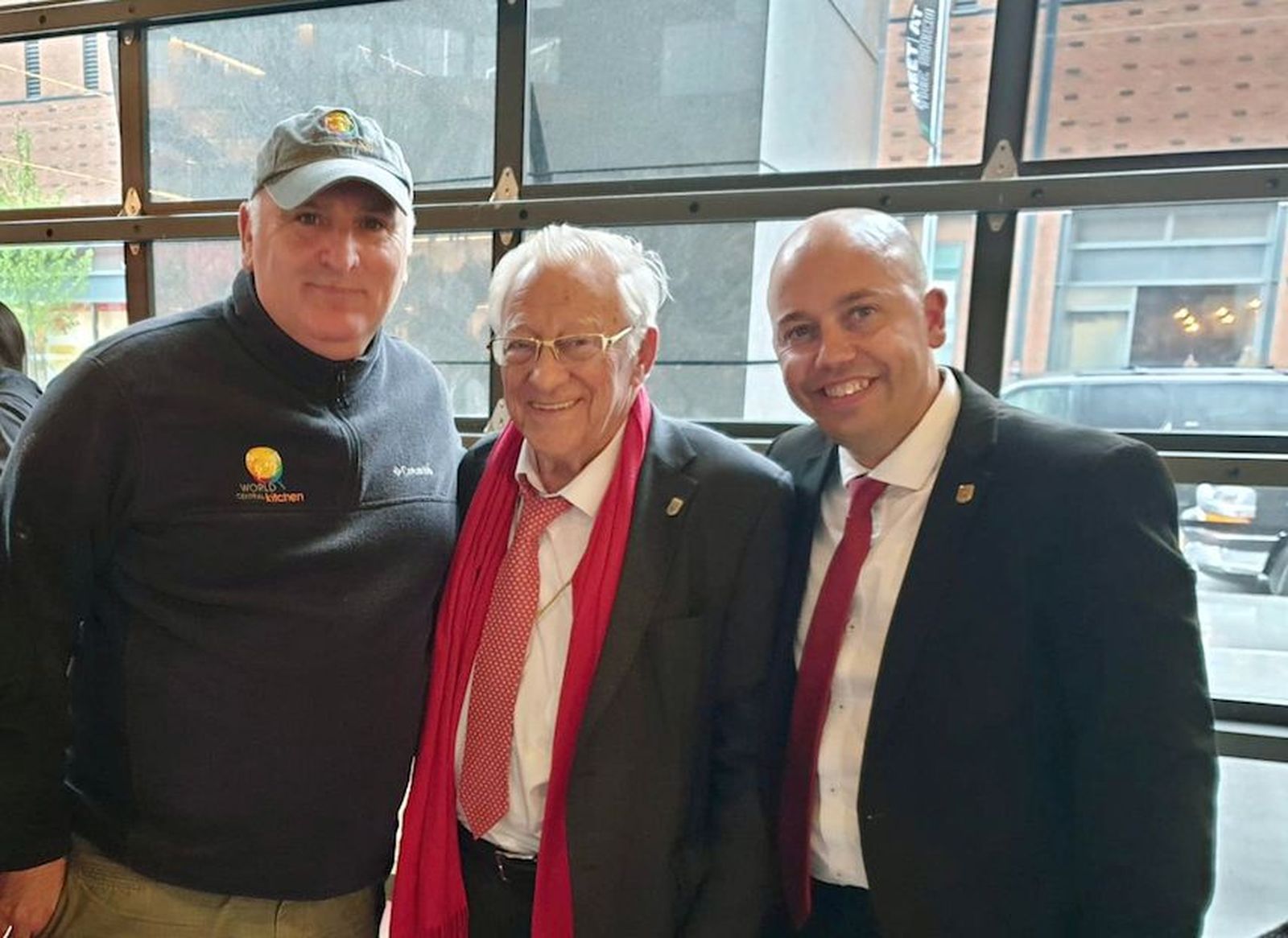 José Andrés, a la izda del padre Ángel, ha recibido el Princesa de Asturias de la Concordia