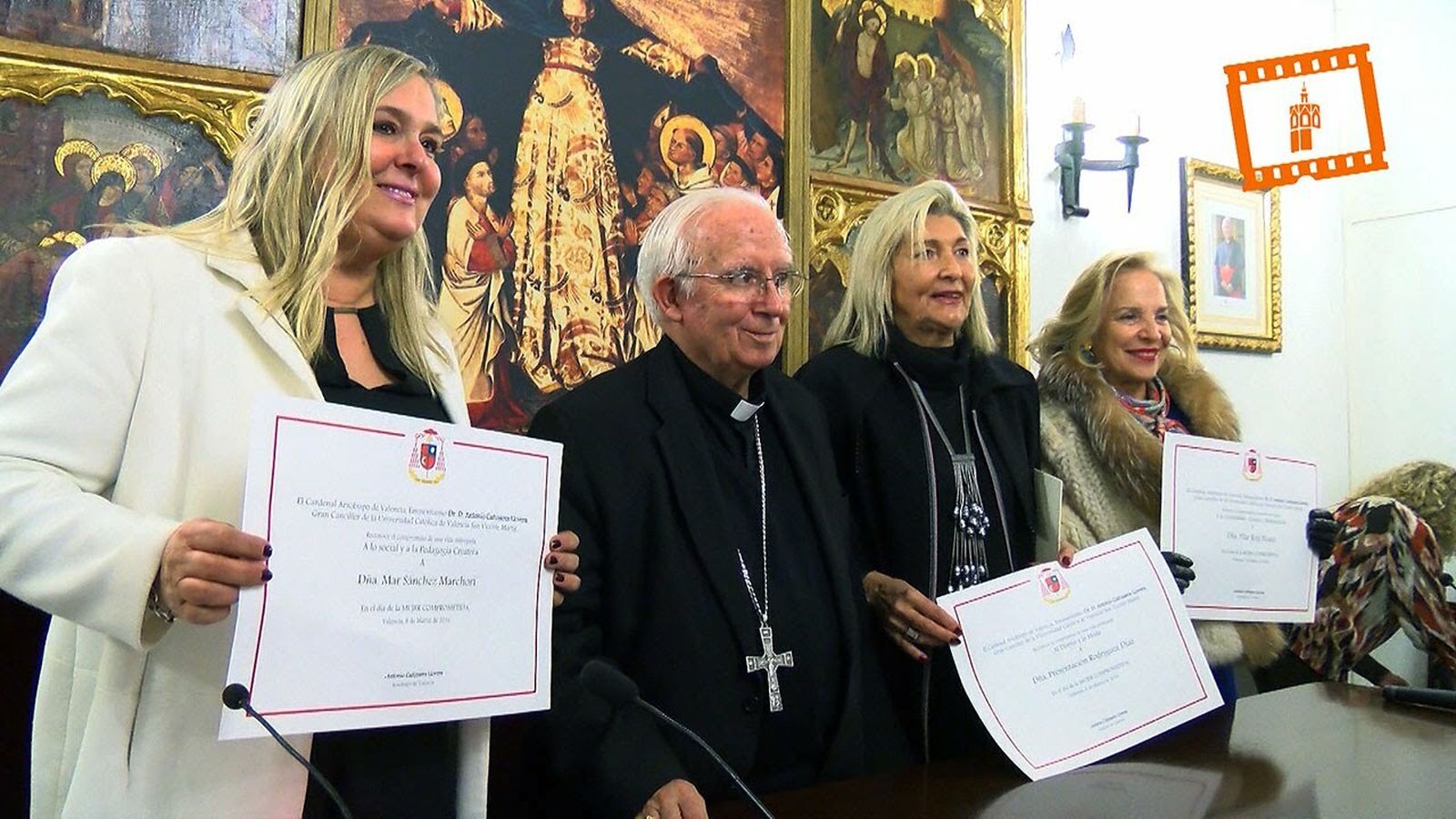 El cardenal Cañizares, con un grupo de mujeres