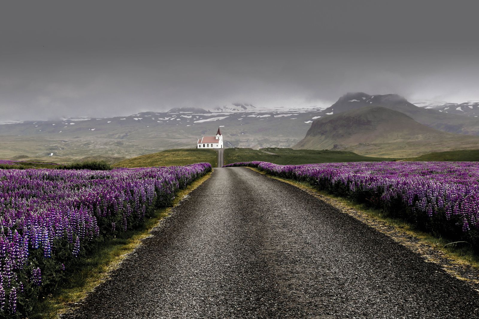 Paisaje con iglesia al fondo