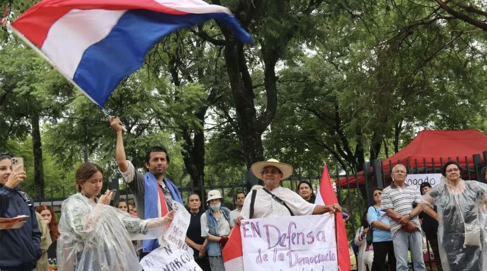 Manifestación en defensa de la democracia en Paraguay