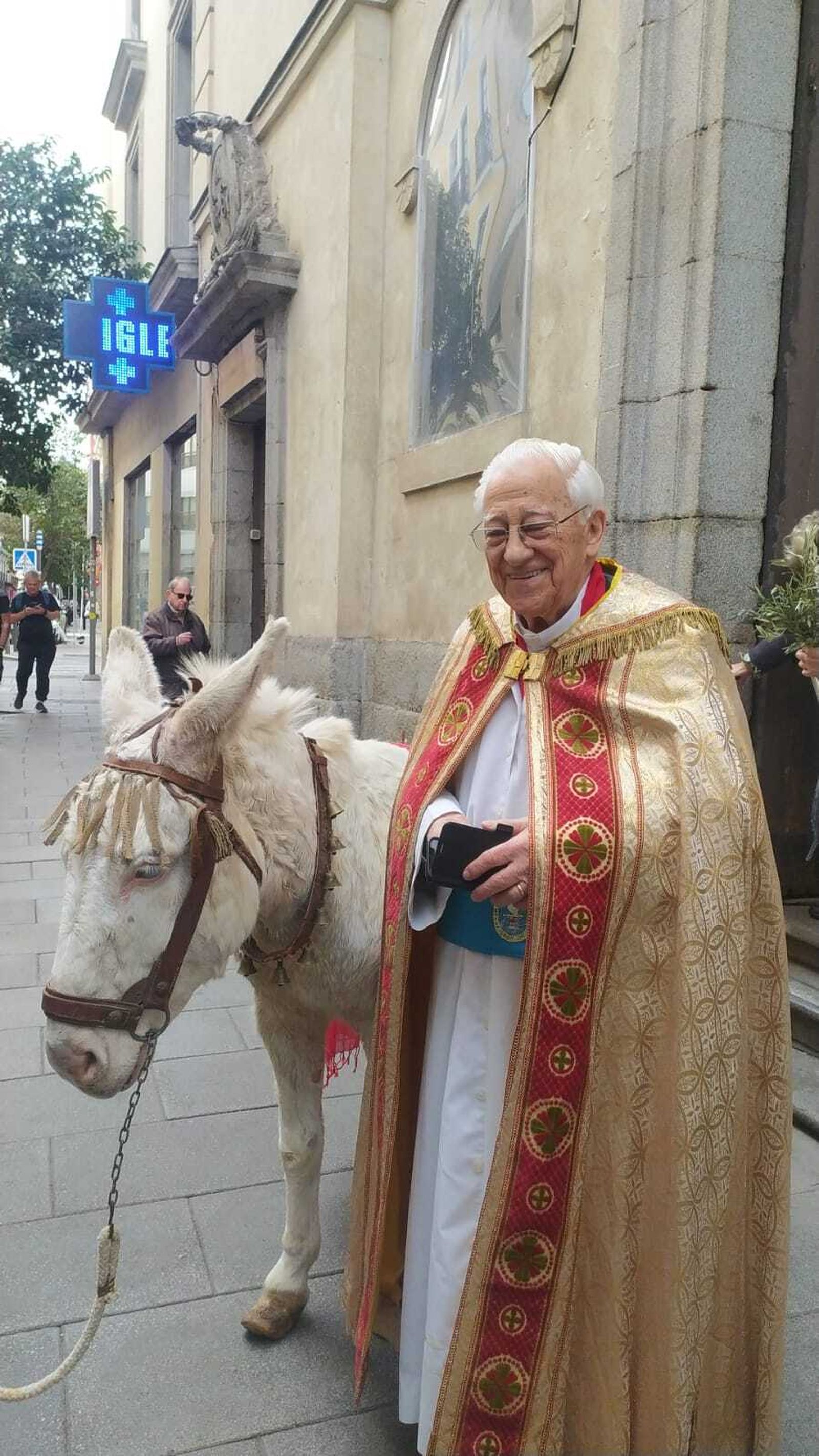 El padre Ángel, con Nieves